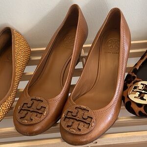 Tory Burch Tan Leather Sally Wedge Pumps Size 9.